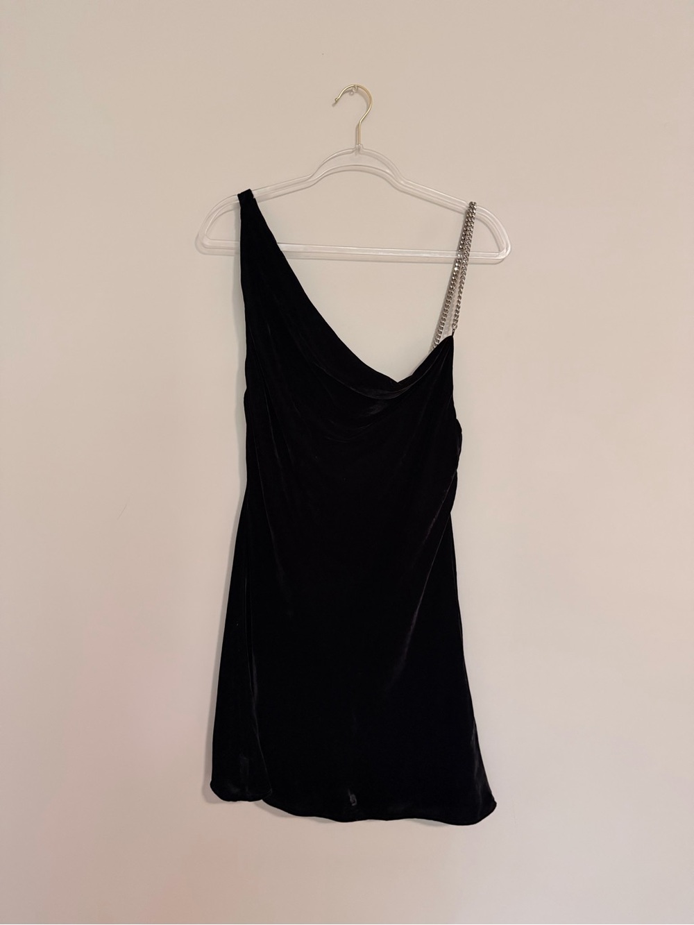 Zara Black One-Shoulder Velvet Mini Dress with Chain Strap